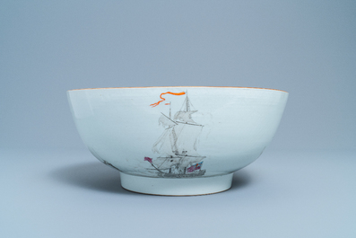 Un grand bol en porcelaine de Chine famille rose et grisaille &agrave; d&eacute;cor de la bataille navale de Cartag&egrave;ne, Qianlong