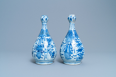 Une paire de vases de forme bouteille en porcelaine de Chine en bleu et blanc, Wanli