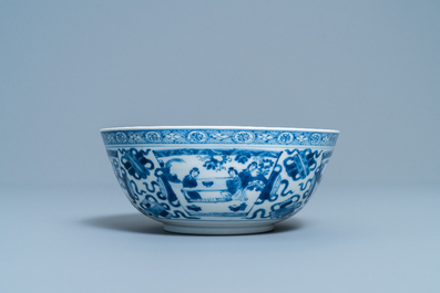 Een Chinese blauw-witte kom met figuratieve vlakken, Kangxi