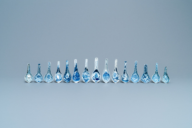 Fifteen Chinese blue and white spoons, 19/20th C.