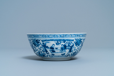 Een Chinese blauw-witte kom met figuratieve vlakken, Kangxi