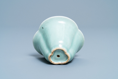 Une tasse surprise en porcelaine de Chine &agrave; &eacute;mail c&eacute;ladon figurant 'Lu Hong Jian' en bleu et blanc, Qianlong