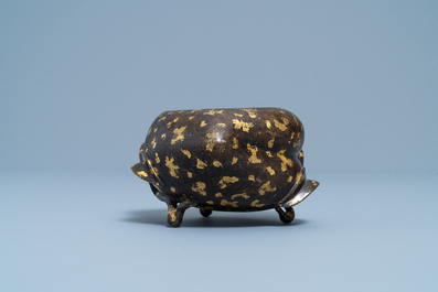 Un br&ucirc;le-parfum en forme de p&ecirc;che en bronze t&acirc;ch&eacute; d'or, marque de Xuande, 18&egrave;me