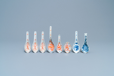 Seven Chinese famille rose and blue and white 'dragon' spoons and a saucer, 19/20th C.