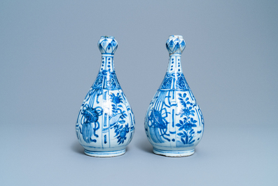 Een paar Chinese blauw-witte flesvormige vazen met knoflookhals, Wanli