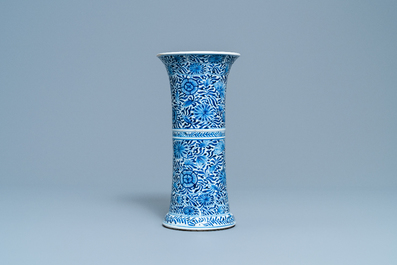 Een Chinese blauw-witte vaas met florale slingers, Kangxi