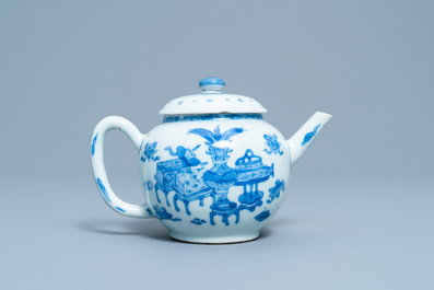 Een Chinese blauw-witte theepot met deksel, Kangxi