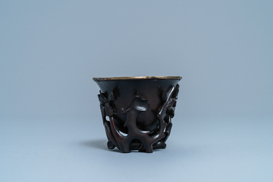 Een Chinese zitan houten libation cup met zilveren binnenwerk, 17e eeuw