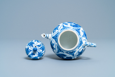 Een Chinese blauw-witte theepot met deksel in zacht porselein, Kangxi