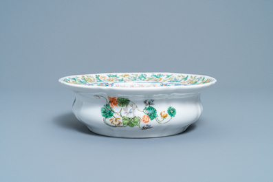 Un bassin en porcelaine de KPM &agrave; d&eacute;cor famille verte de Canton, Chine et Allemagne, 19&egrave;me