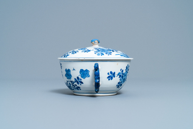 A Chinese blue and white bowl and cover with floral design, Kangxi