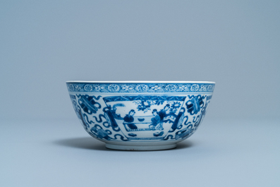 Een Chinese blauw-witte kom met figuratieve vlakken, Kangxi