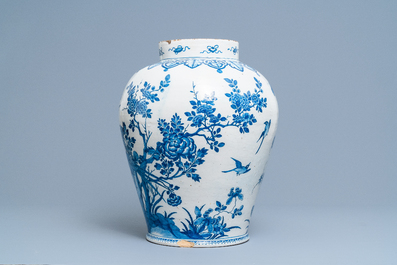 Een grote blauw-witte Delftse vaas met chinoiserie decor van vogels bij bloesemtakken, 18e eeuw
