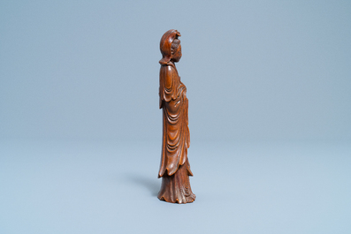 Een Chinese houten figuur van Guanyin, 18/19e eeuw