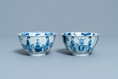 Une paire de bols en porcelaine de Chine en bleu et blanc &agrave; d&eacute;cor de longues dames, marque de Chenghua, Kangxi