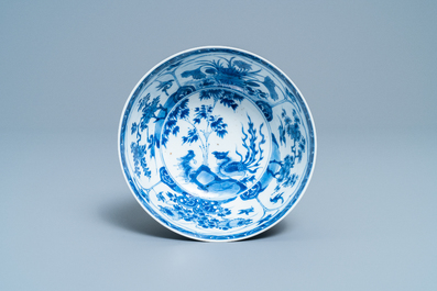 Een Chinese blauw-witte kom met figuratieve vlakken, Kangxi