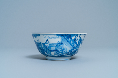 Een Chinese blauw-witte kom met decor van figuren in een landschap, Kangxi merk en periode