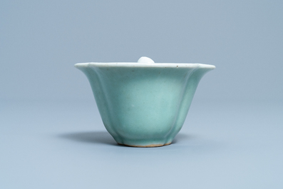 Een Chinees blauw-wit en celadon-geglazuurd 'Lu Hong Jian' of 'Hansje in de kelder' fopkopje, Qianlong