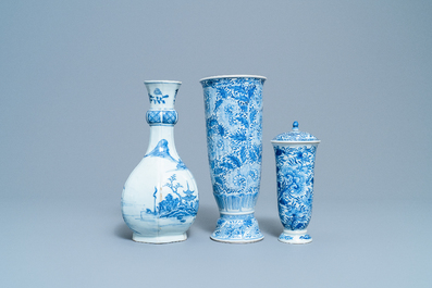 Deux gobelets et un vase de forme bouteille en porcelaine de Chine en bleu et blanc, Kangxi/Qianlong