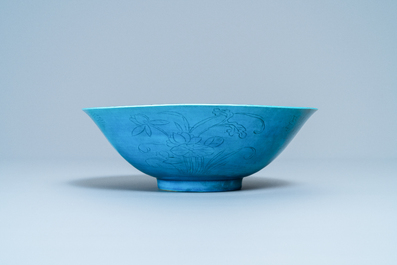 Een Chinese monochrome turquoise kom met onderglazuur decor, Kangxi