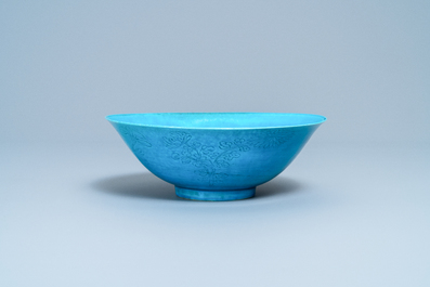 Een Chinese monochrome turquoise kom met onderglazuur decor, Kangxi