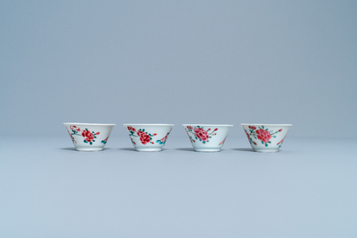 Quatre tasses et soucoupes en porcelaine de Chine famille rose, Yongzheng