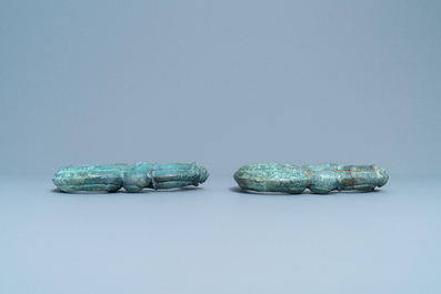 Une paire d'ornements en bronze, Chine, Han ou apr&egrave;s