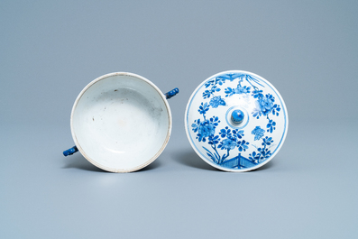 Een Chinese blauw-witte dekselkom met floraal decor, Kangxi