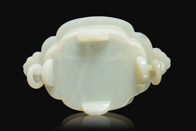 Une coupe en jade blanche sur socle en bois, Chine, Kangxi