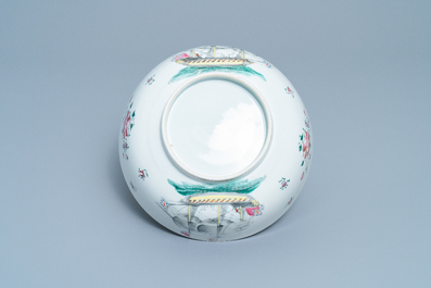 Un bol en porcelaine de Chine famille rose &agrave; d&eacute;cor de navires anglais, Qianlong