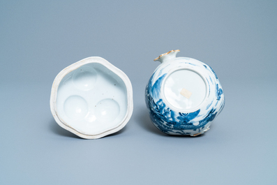 Een Chinese blauw-witte, ijzerrode en vergulde dekselterrine in de vorm van een granaatappel, Jiaqing