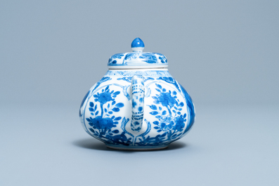 Een Chinese blauw-witte theepot met deksel in zacht porselein, Kangxi