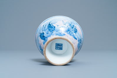 Een Chinese blauw-witte en koperrode stem bowl met onsterfelijken, Republiek