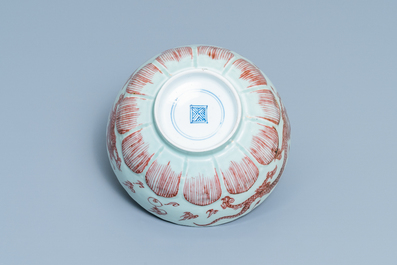 Un bol en porcelaine de Chine &agrave; d&eacute;cor de dragons en rouge de cuivre sur fond c&eacute;ladon, Kangxi