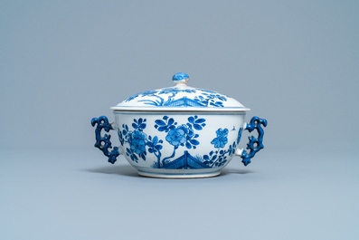 Een Chinese blauw-witte dekselkom met floraal decor, Kangxi