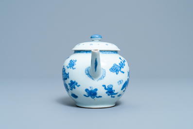 Une th&eacute;i&egrave;re couverte en porcelaine de Chine en bleu et blanc, Kangxi