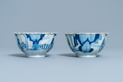 Une paire de bols en porcelaine de Chine en bleu et blanc &agrave; d&eacute;cor de longues dames, marque de Chenghua, Kangxi