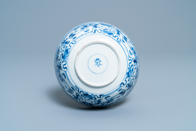 Een Chinese blauw-witte kom met figuratieve vlakken, Kangxi