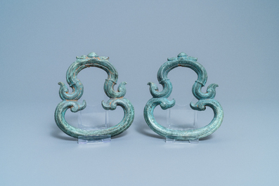 Een paar Chinese bronzen ornamenten, Han of later