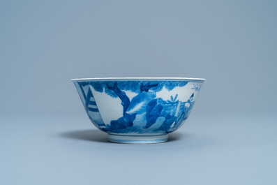 Een Chinese blauw-witte kom met decor van figuren in een landschap, Kangxi merk en periode