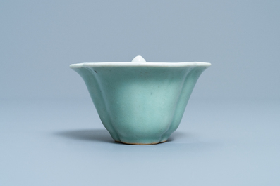 Une tasse surprise en porcelaine de Chine &agrave; &eacute;mail c&eacute;ladon figurant 'Lu Hong Jian' en bleu et blanc, Qianlong