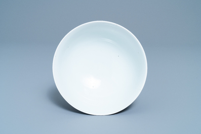 Een Chinese blauw-witte en koperrode stem bowl met onsterfelijken, Republiek