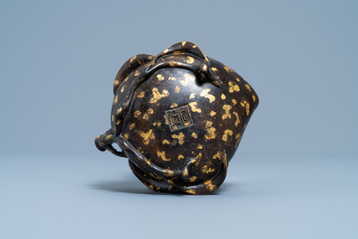 Un br&ucirc;le-parfum en forme de p&ecirc;che en bronze t&acirc;ch&eacute; d'or, marque de Xuande, 18&egrave;me