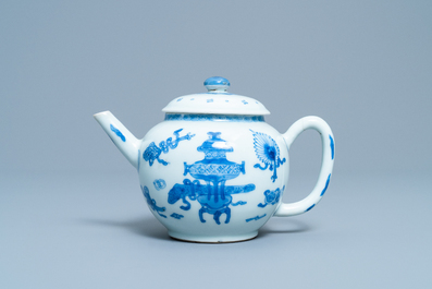 Een Chinese blauw-witte theepot met deksel, Kangxi