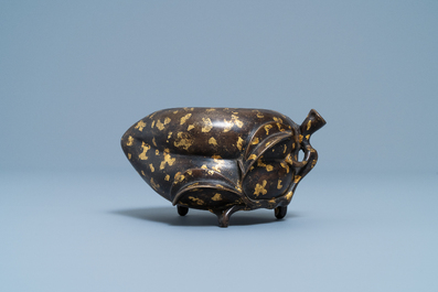 Een Chinese perzikvormige met goud bespatte bronzen wierookbrander, Xuande merk, 18e eeuw
