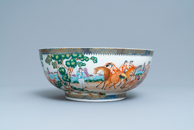 Un grand bol en porcelaine de Chine famille rose &agrave; d&eacute;cor de la chasse pour le march&eacute; europ&eacute;en, Qianlong