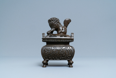 Un br&ucirc;le-parfum couvert en bronze &agrave; inscription en Farsi pour le march&eacute; islamique, marque de Xuande, Qing