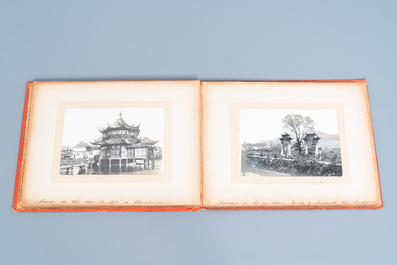 Un album comprenant treize photos argentiques de Chine en noir et blanc, dat&eacute; 1903