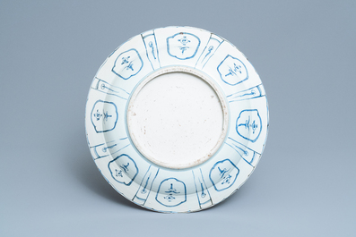 Un grand plat en porcelaine de Chine en bleu et blanc de type kraak &agrave; d&eacute;cor d'un animal mythique, Wanli