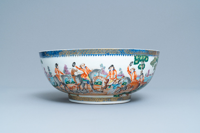 Un grand bol en porcelaine de Chine famille rose &agrave; d&eacute;cor de la chasse pour le march&eacute; europ&eacute;en, Qianlong